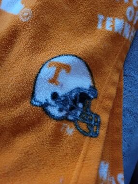 TN VOLS SNUGGIE BLANKET FLEECE ORANGE FOOTBALL COLLEGE SPORTS GBO OSFM EUC WARM